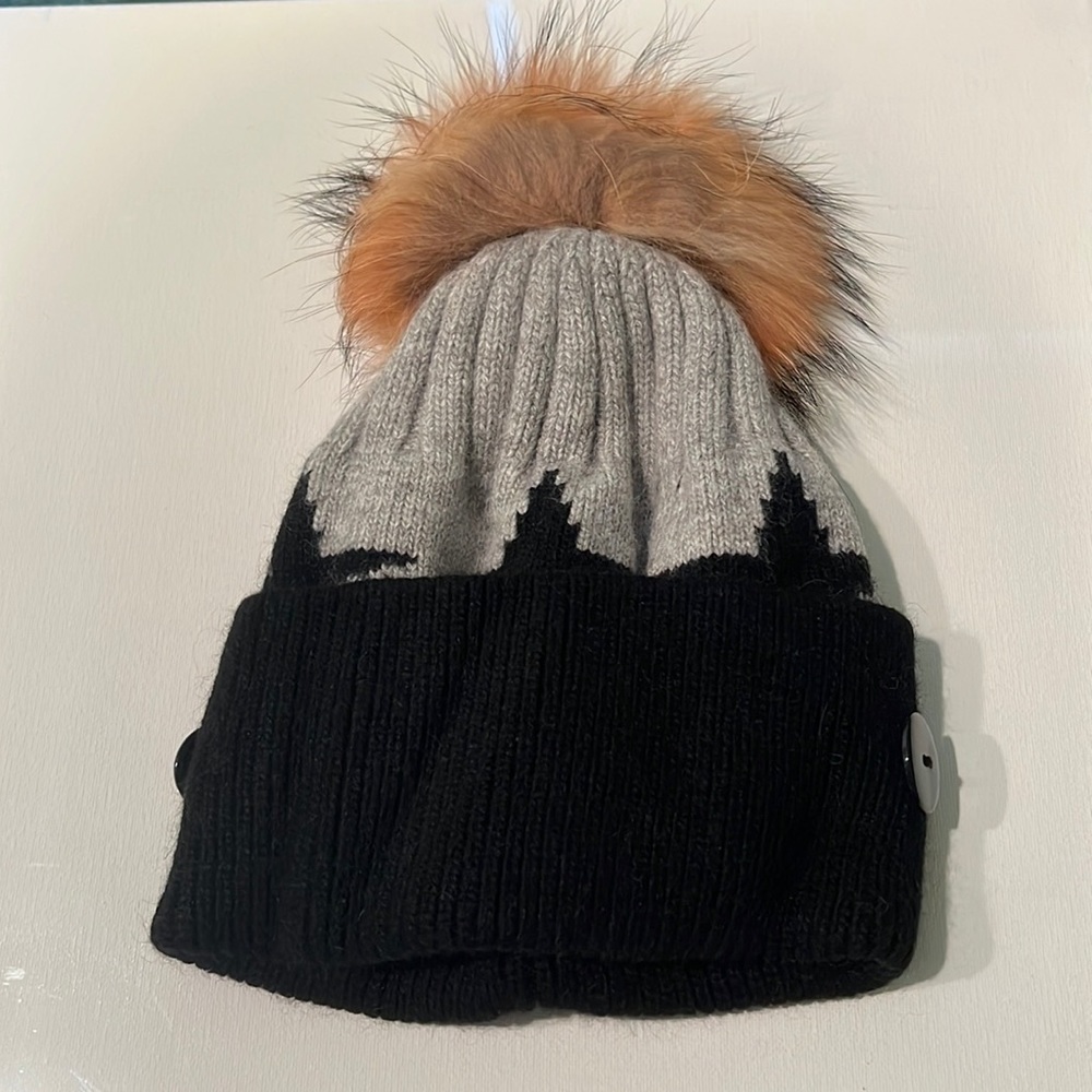 Comfy Beanie w/ Detachable Pom